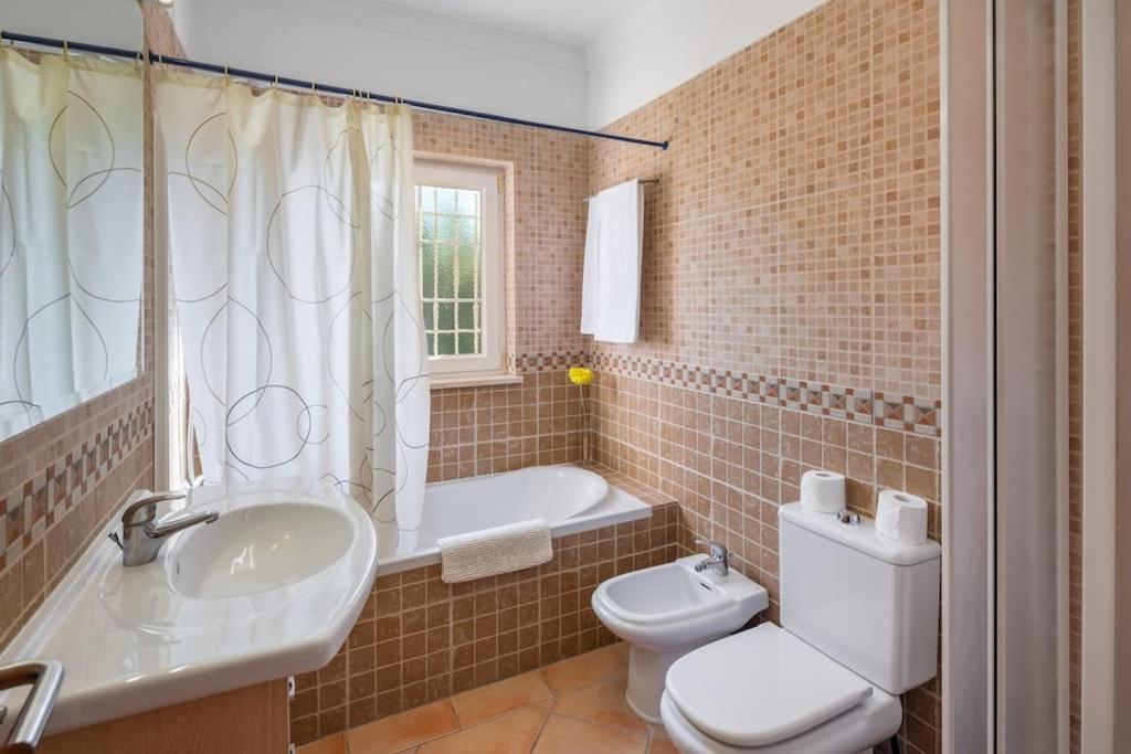 4 Bedrooom Private Ribeiro Ii With Pool, Garden, Wi-fi Albufeira