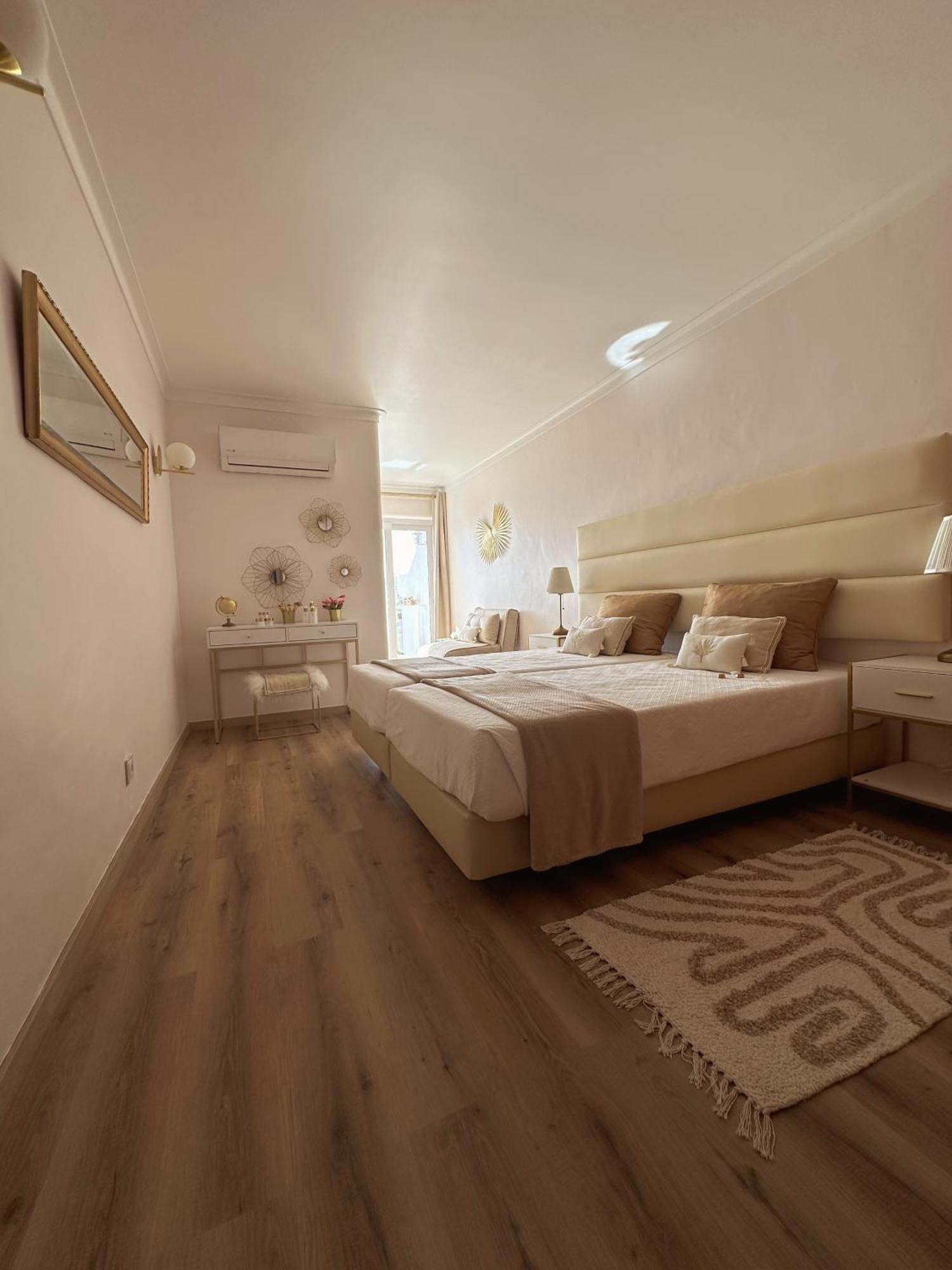Deluxe Flat By Holidays Apartment *