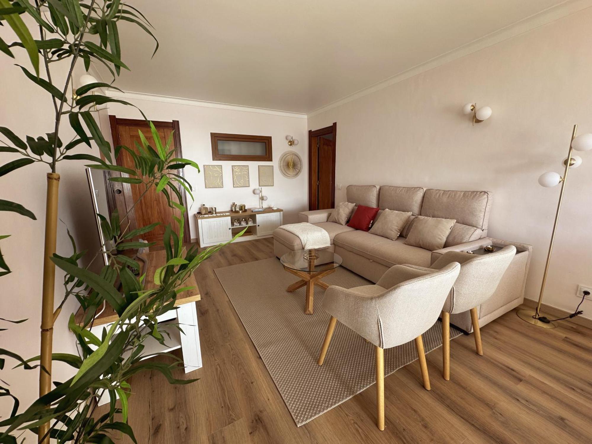 Deluxe Flat By Holidays Apartment