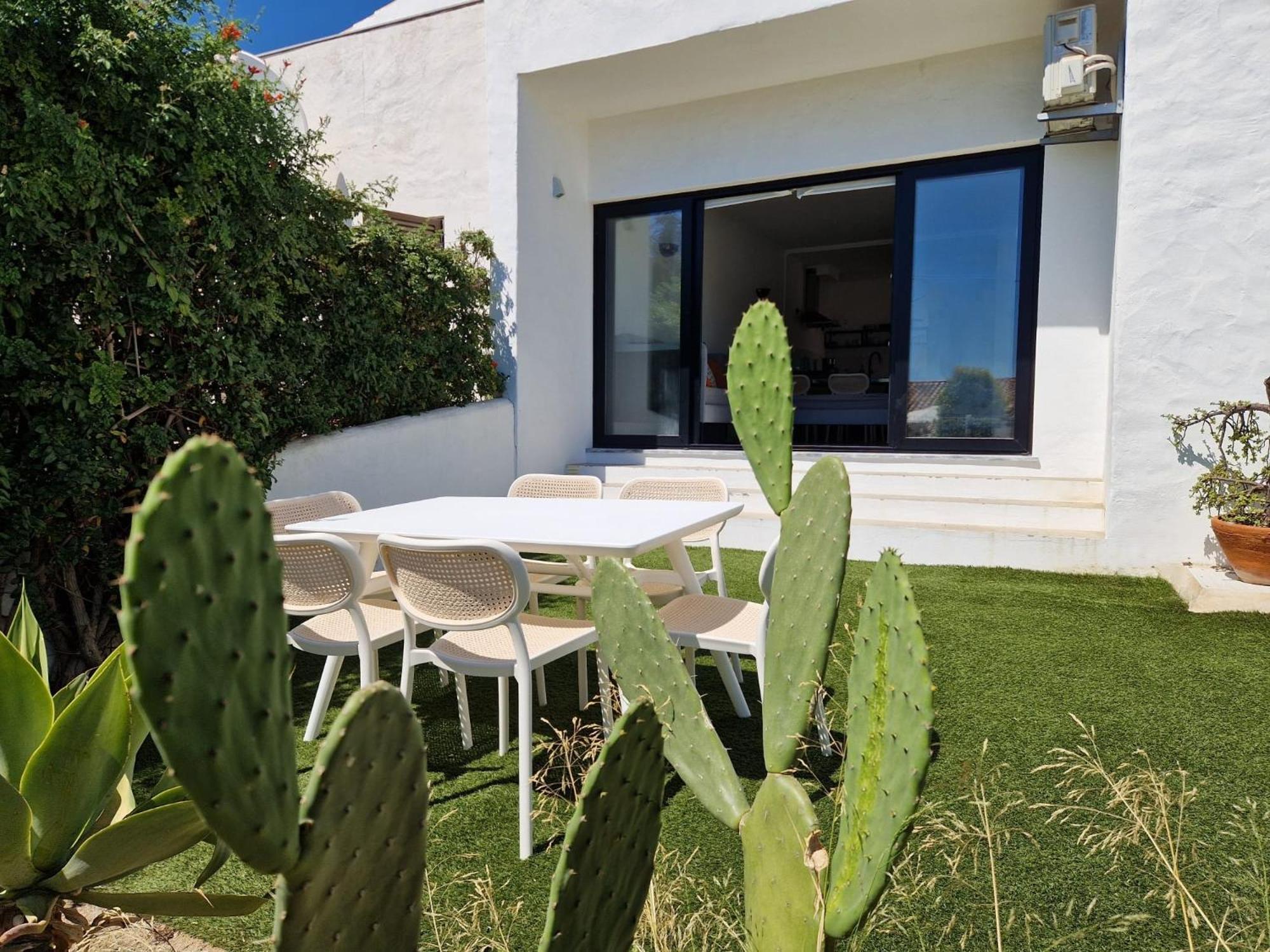 Airy 3br, Ac, Garden, 2min Strip, 8min Oura