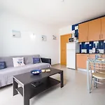Bay View Apartment W/Pool 3-Min Walk To The Beach
