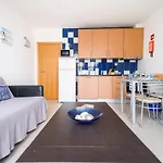 Bay View Apartment W/Pool 3-Min Walk To The Beach