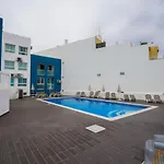 Bay View Apartment W/Pool 3-Min Walk To The Beach