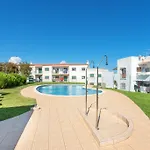 Bnb Homes Large Fully Equipped Apartment With 2 Bedrooms, Swimming Pool & Patio
