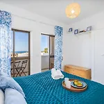 Hostwise - Seaside Charm Flat W/ Balcony