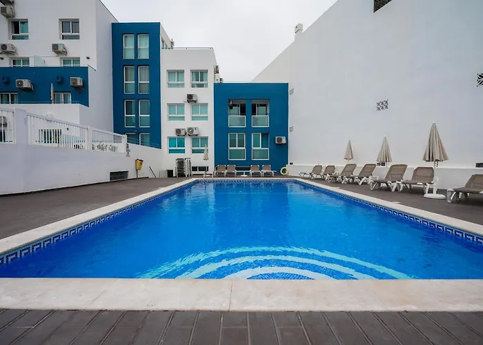 Bay View Apartment W/Pool 3-Min Walk To The Beach