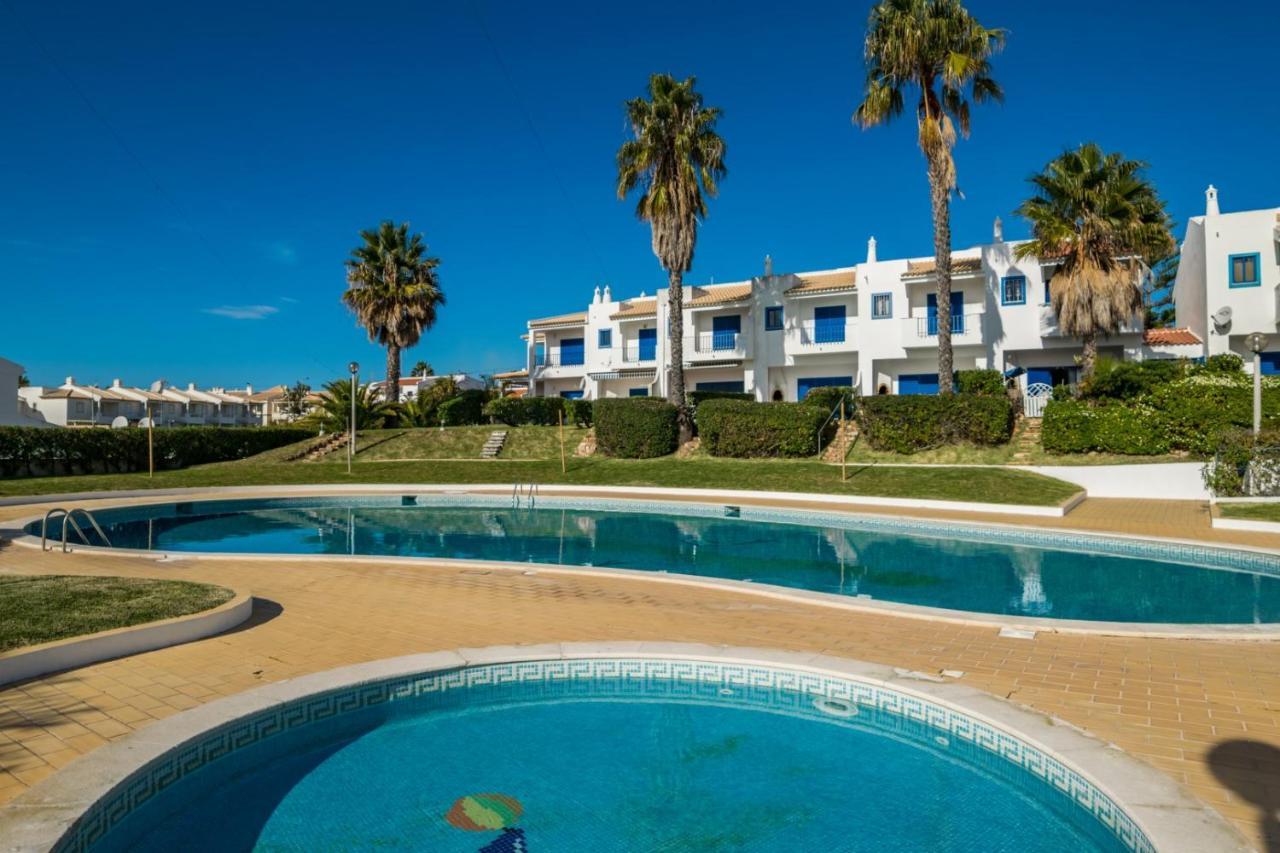 Oura Beachside Retreat: Pool, Wi-fi & Location Apartment Albufeira