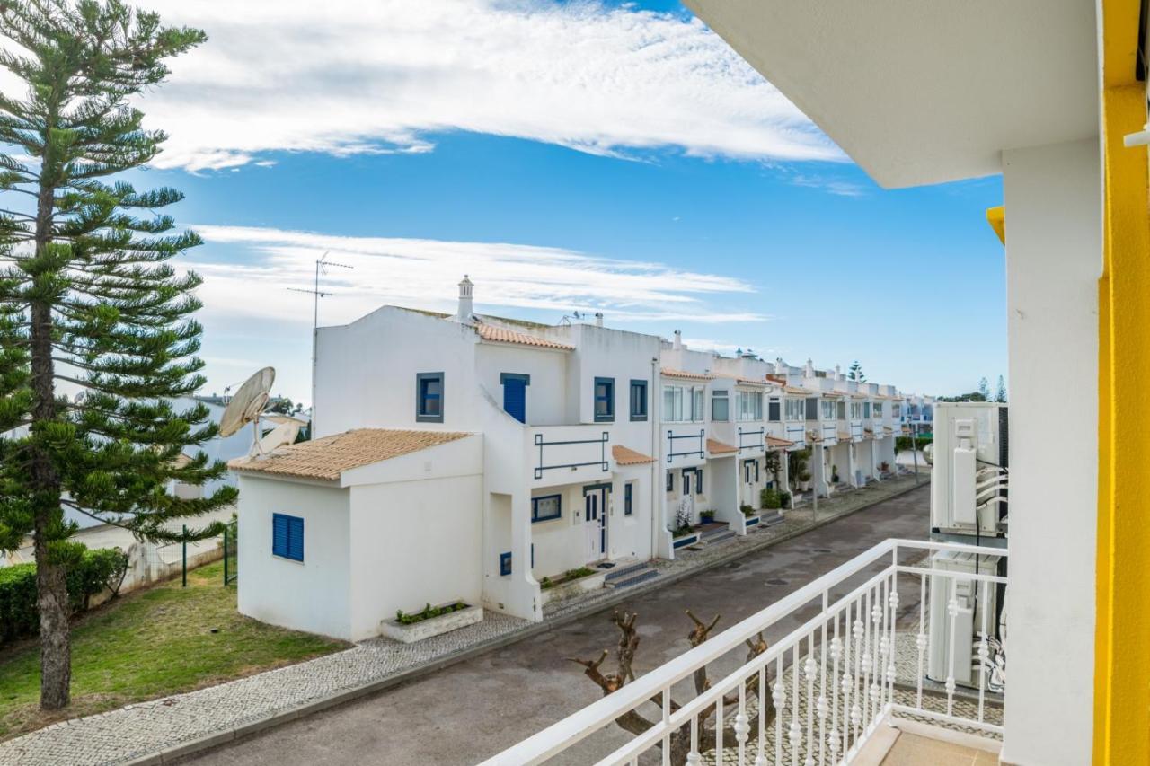 Oura Beachside Retreat: Pool, Wi-fi & Location Apartment Albufeira