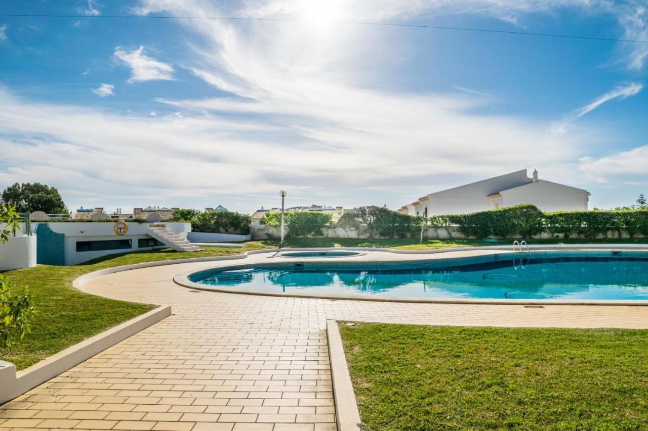 Apartment Oura Beachside Retreat: Pool, Wi-fi & Location