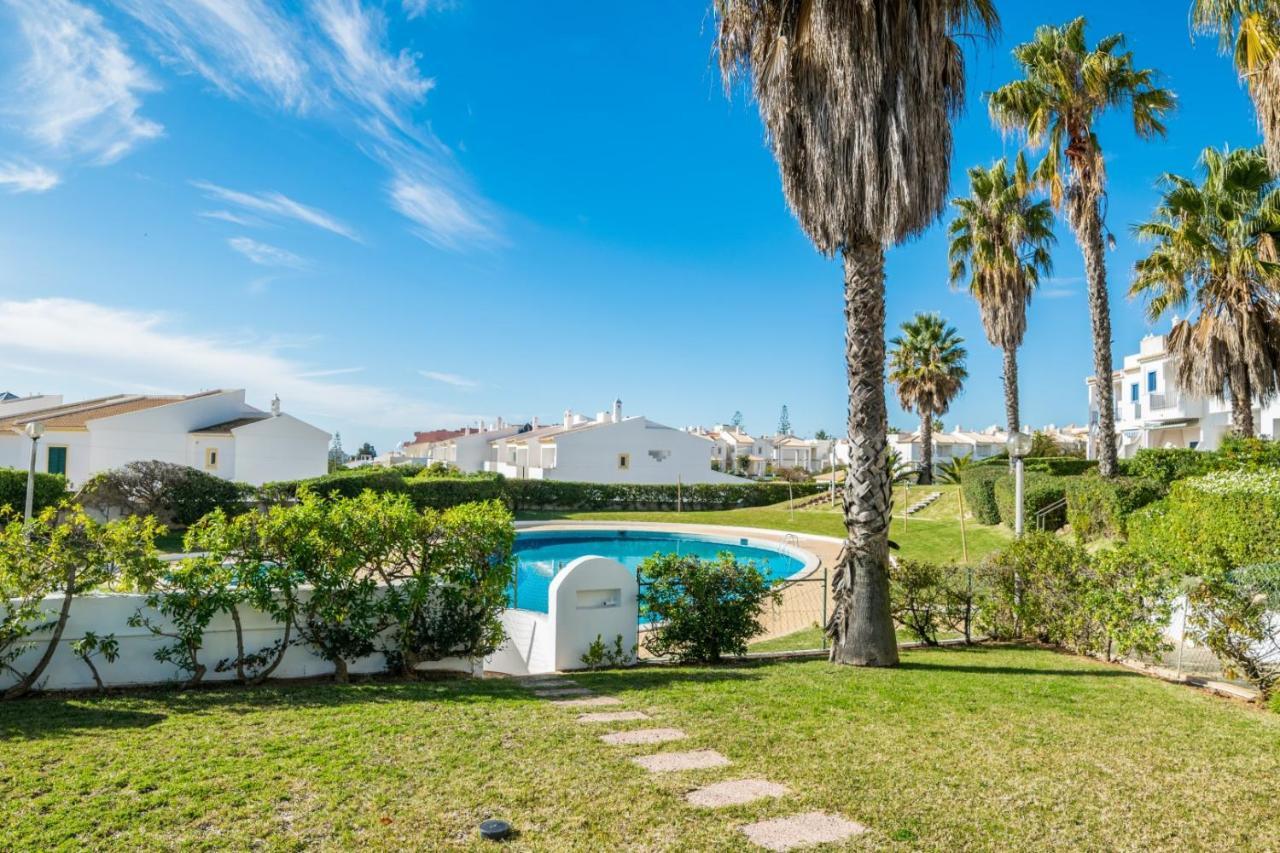 Oura Beachside Retreat: Pool, Wi-fi & Location Apartment *