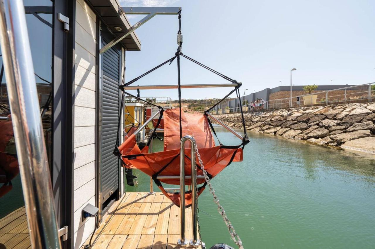 The Homeboat Company Botel 3*