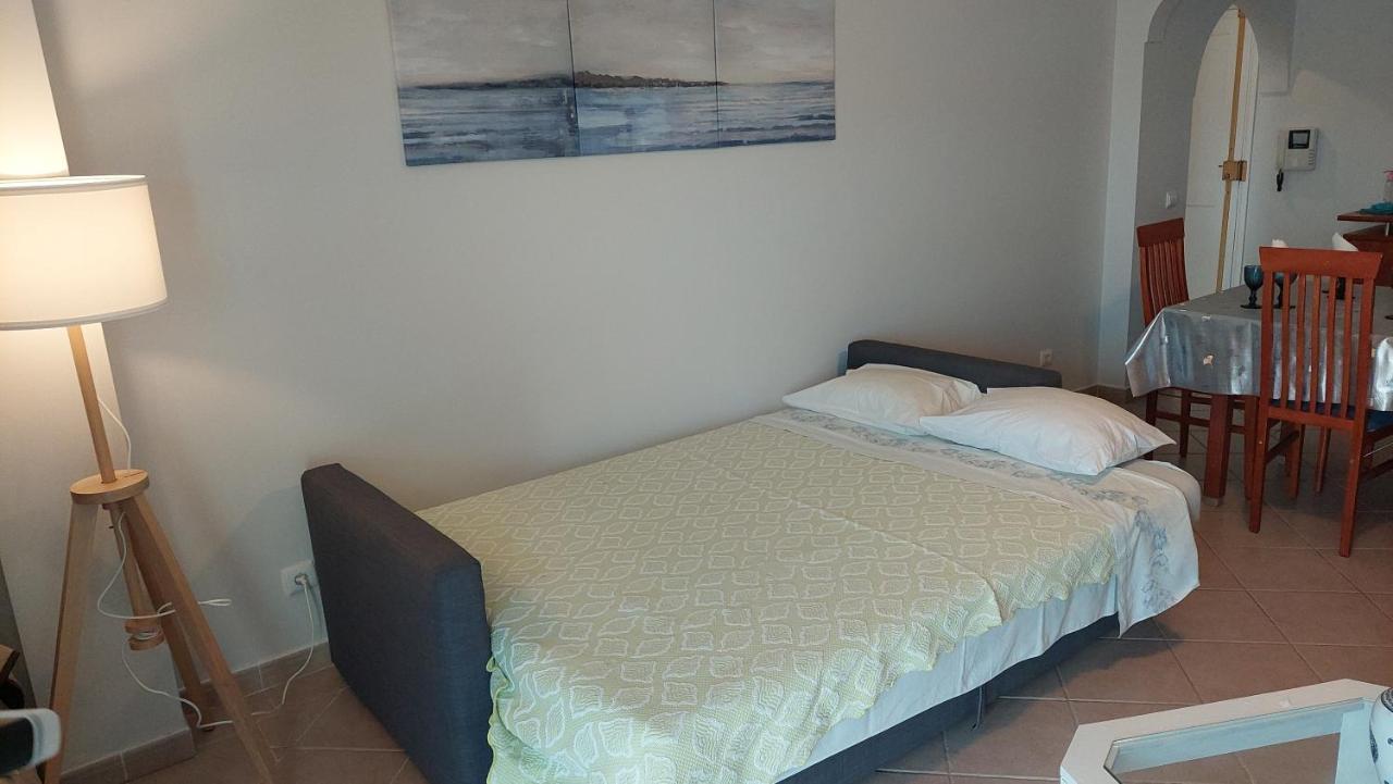 Oura Beachside Retreat: Pool, Wi-fi & Location Albufeira