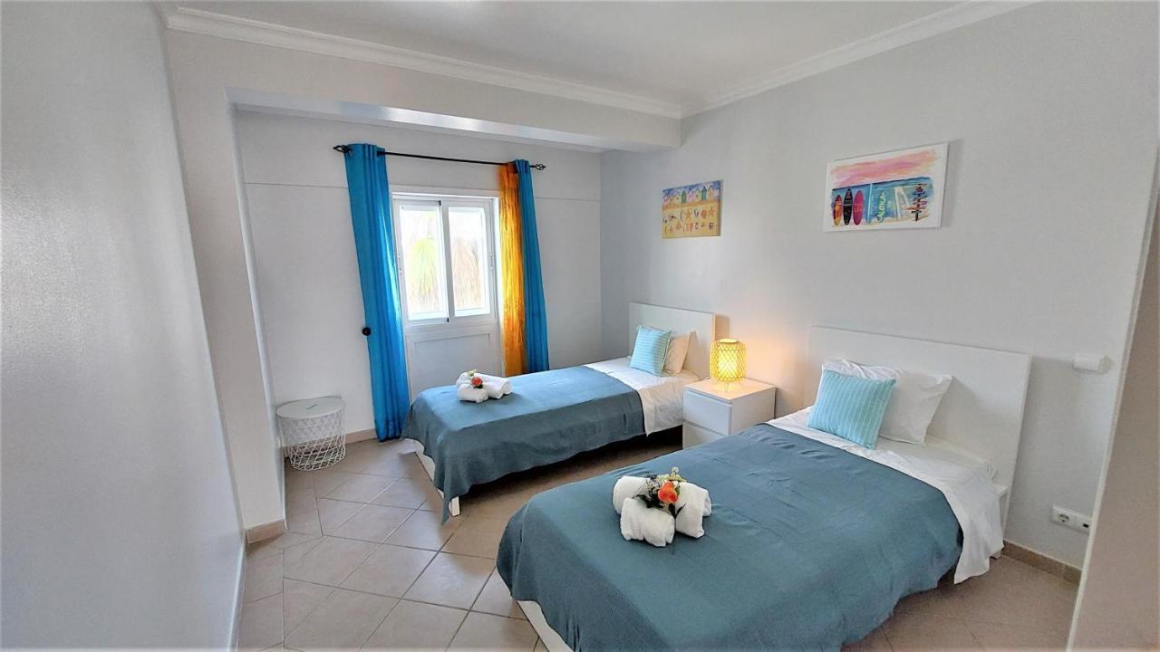 Oura Beachside Retreat: Pool, Wi-fi & Location Albufeira