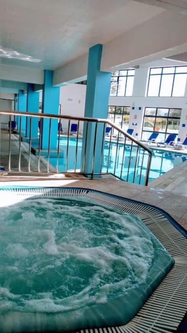 Spot Com Piscinas Exteriores E Interior! Albufeira