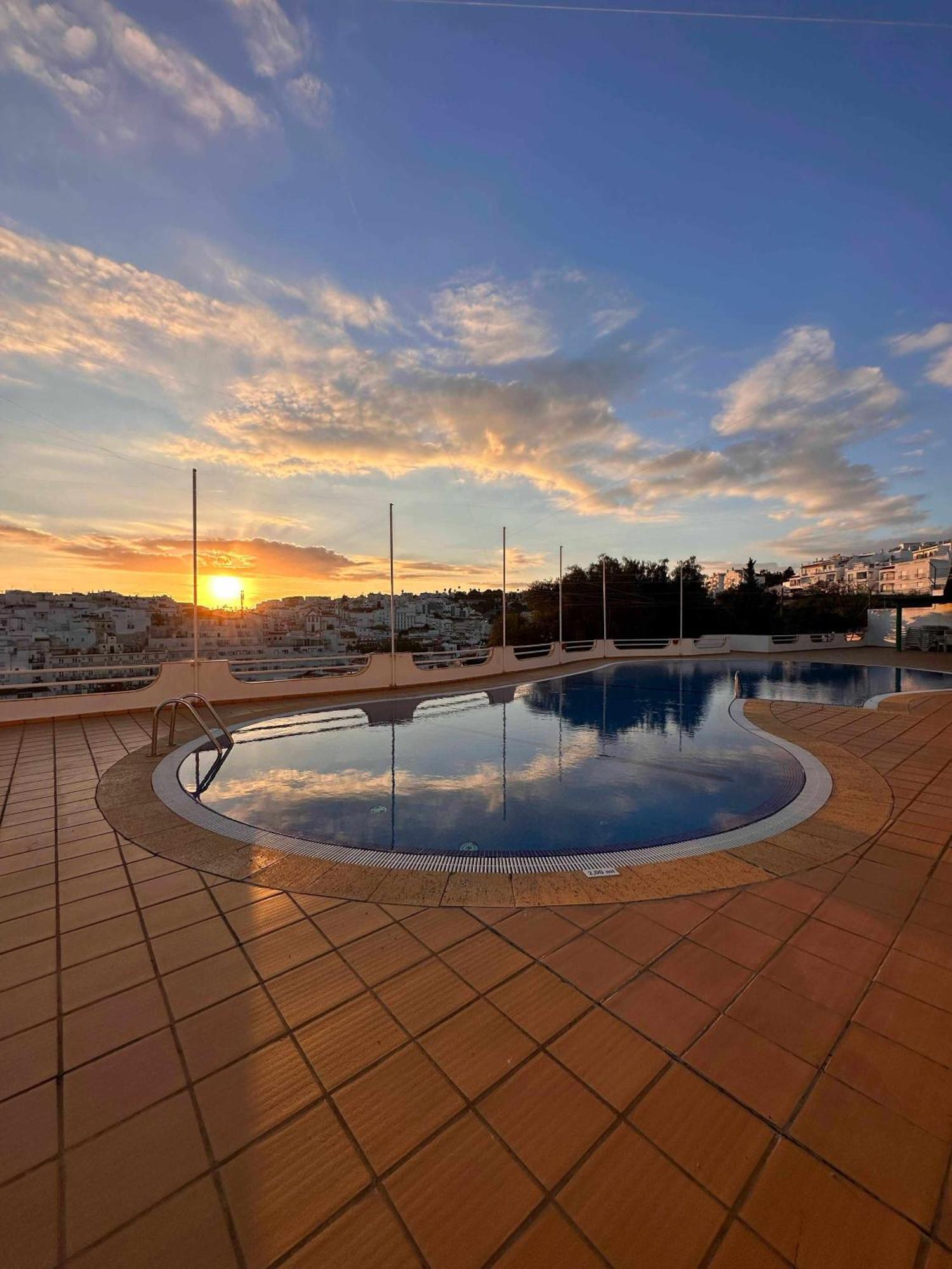 Deluxe Flat By Holidays Apartment