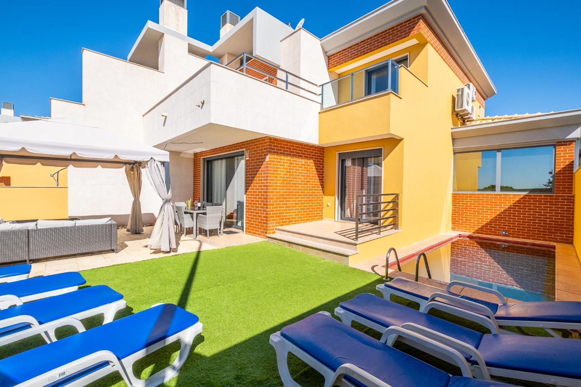 Cozy With Pool And Barbecue