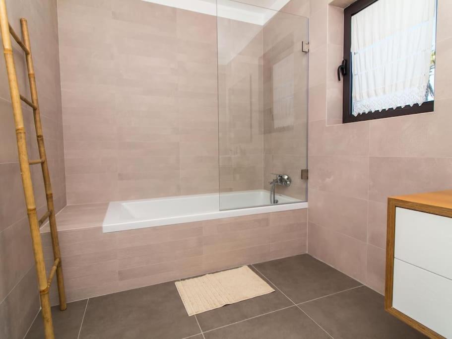 Bonjour House - Sea View & Pool And Garden & Bbq