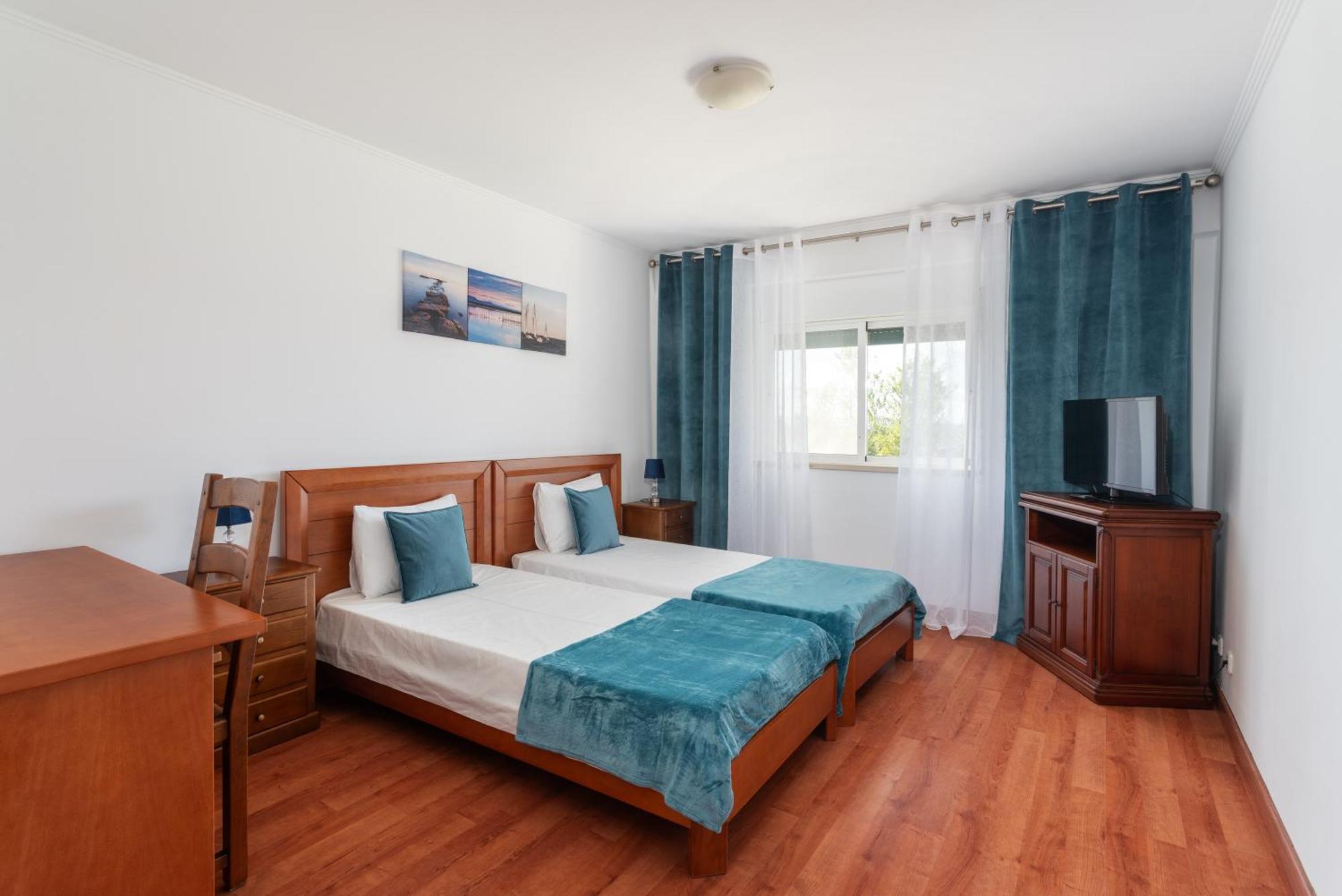 Homes Large Fully Equipped With 2 Bedrooms, Swimming Pool & Patio Apartment *