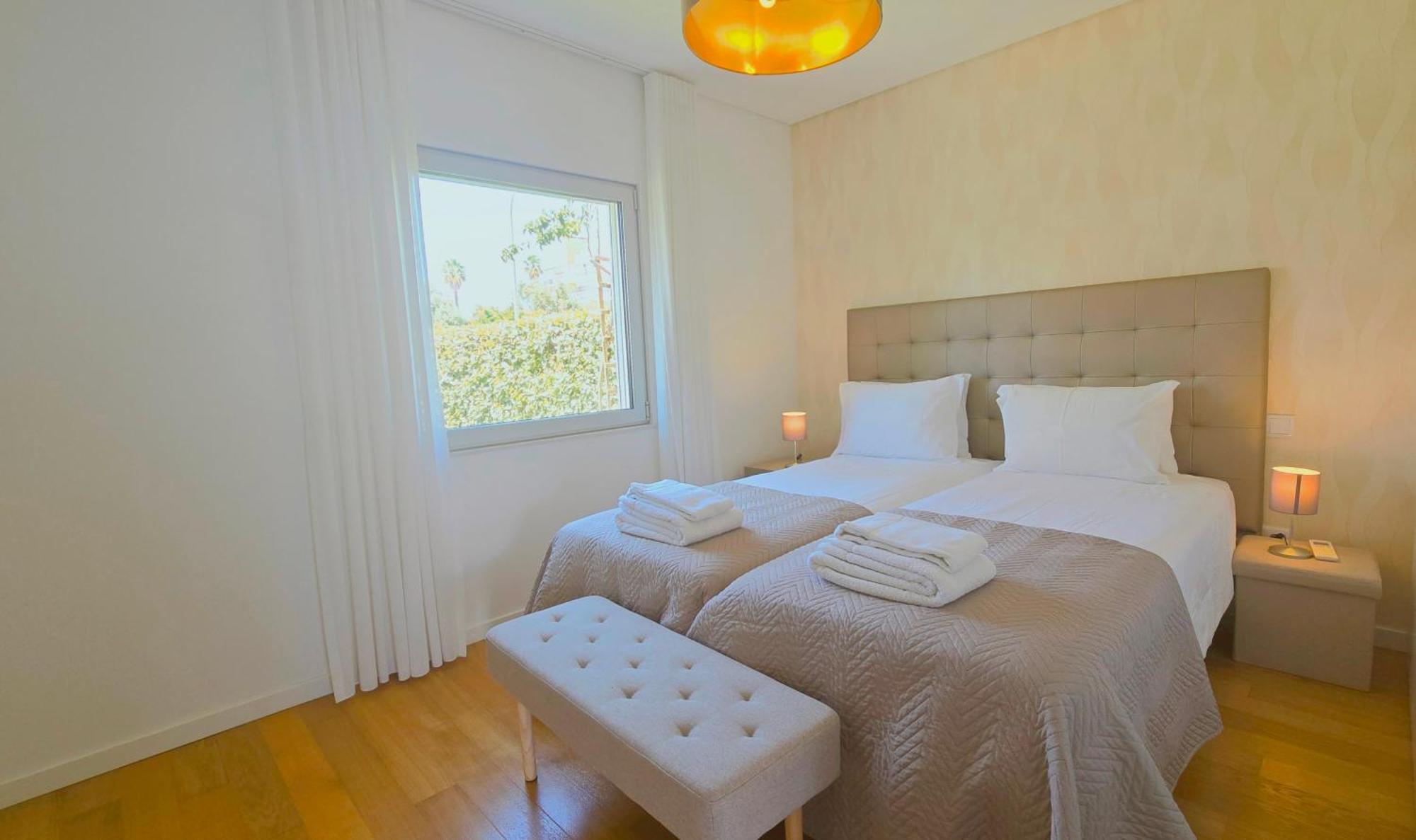 Luxury & Private Heatable Pool In *