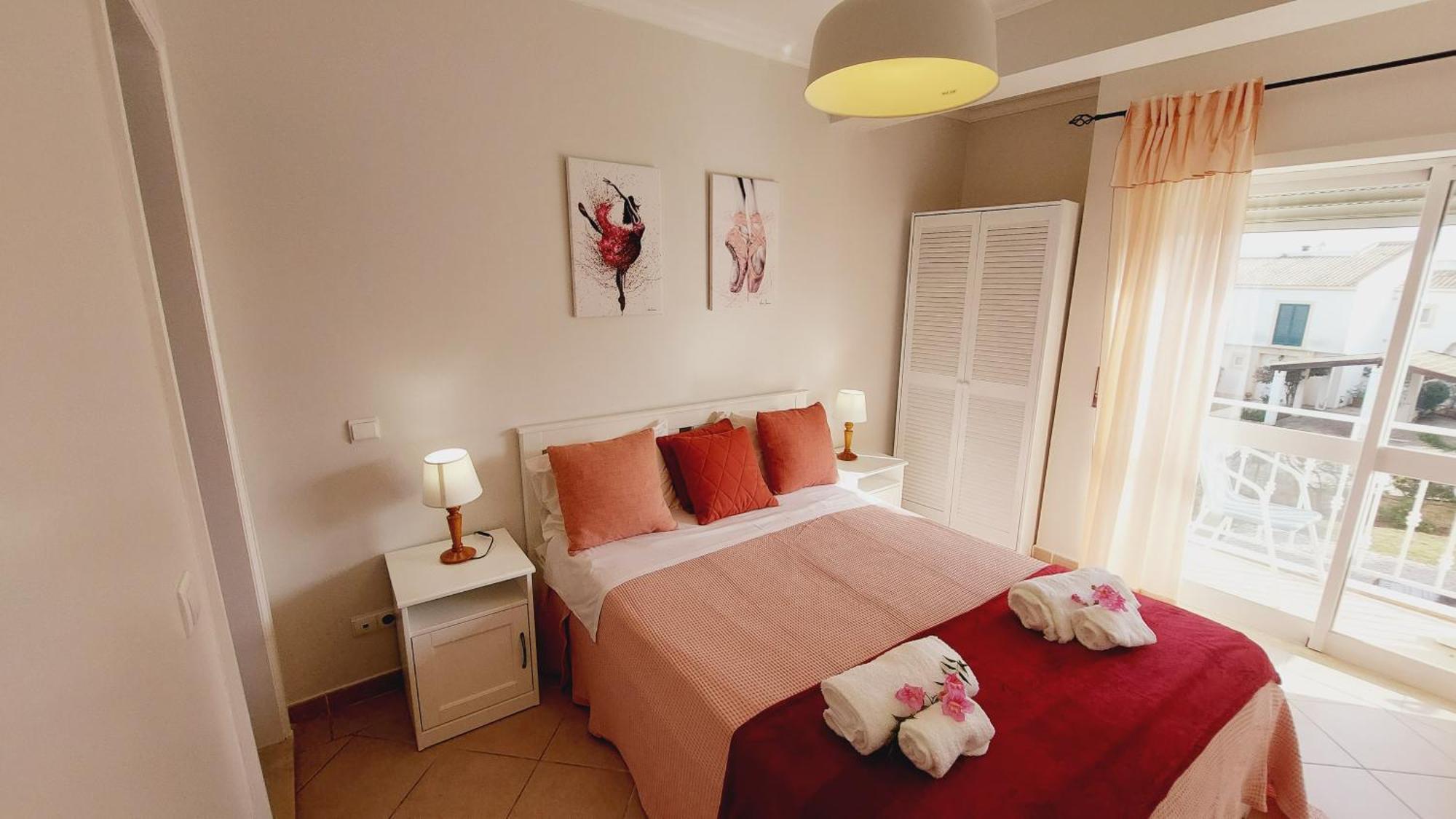 Apartment Oura Beachside Retreat: Pool, Wi-fi & Location