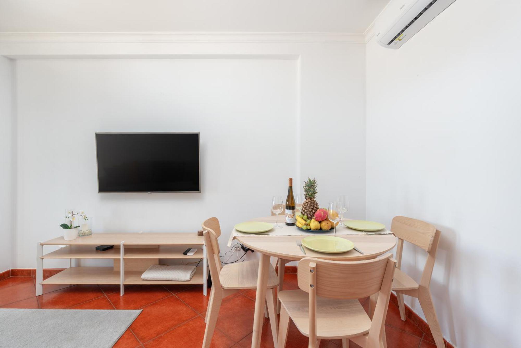 Apartment Homes With Cozy Terrace & 2 Swimming Pools Near The Heart *