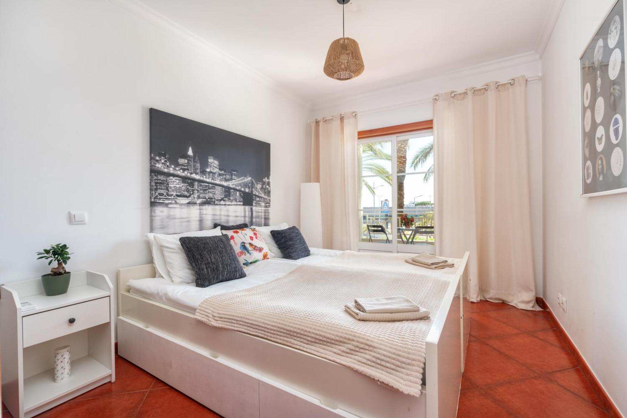 Homes With Cozy Terrace & 2 Swimming Pools Near The Heart *