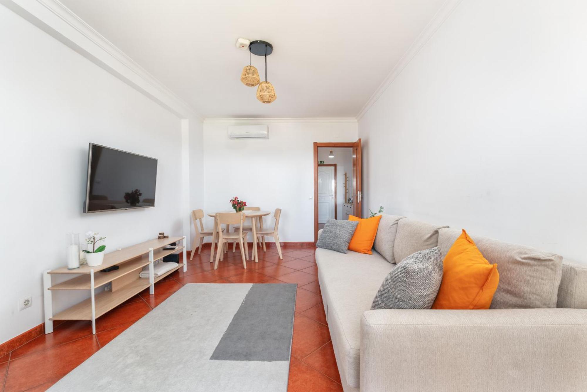 Apartment Homes With Cozy Terrace & 2 Swimming Pools Near The Heart *