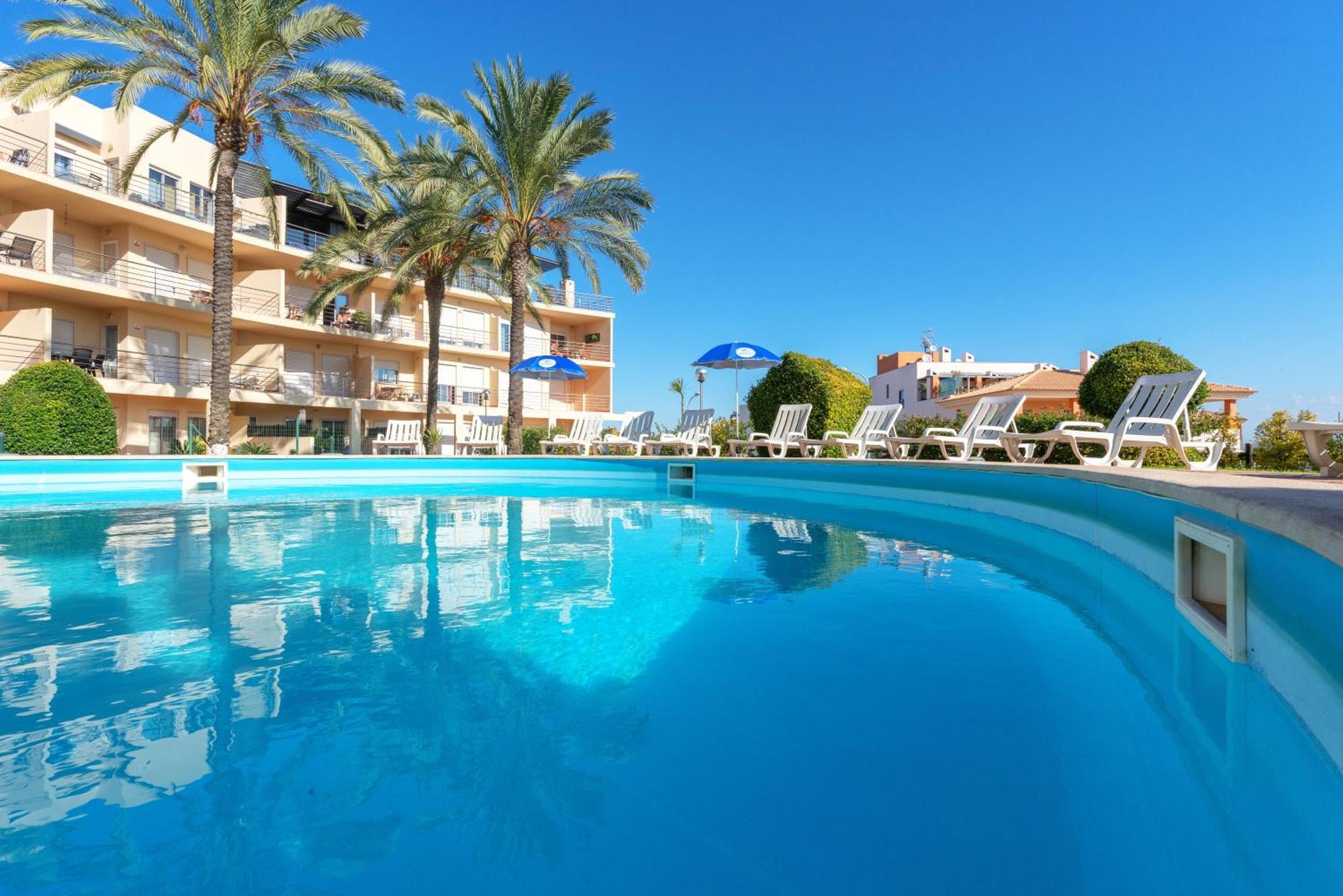 Apartment Homes With Cozy Terrace & 2 Swimming Pools Near The Heart *
