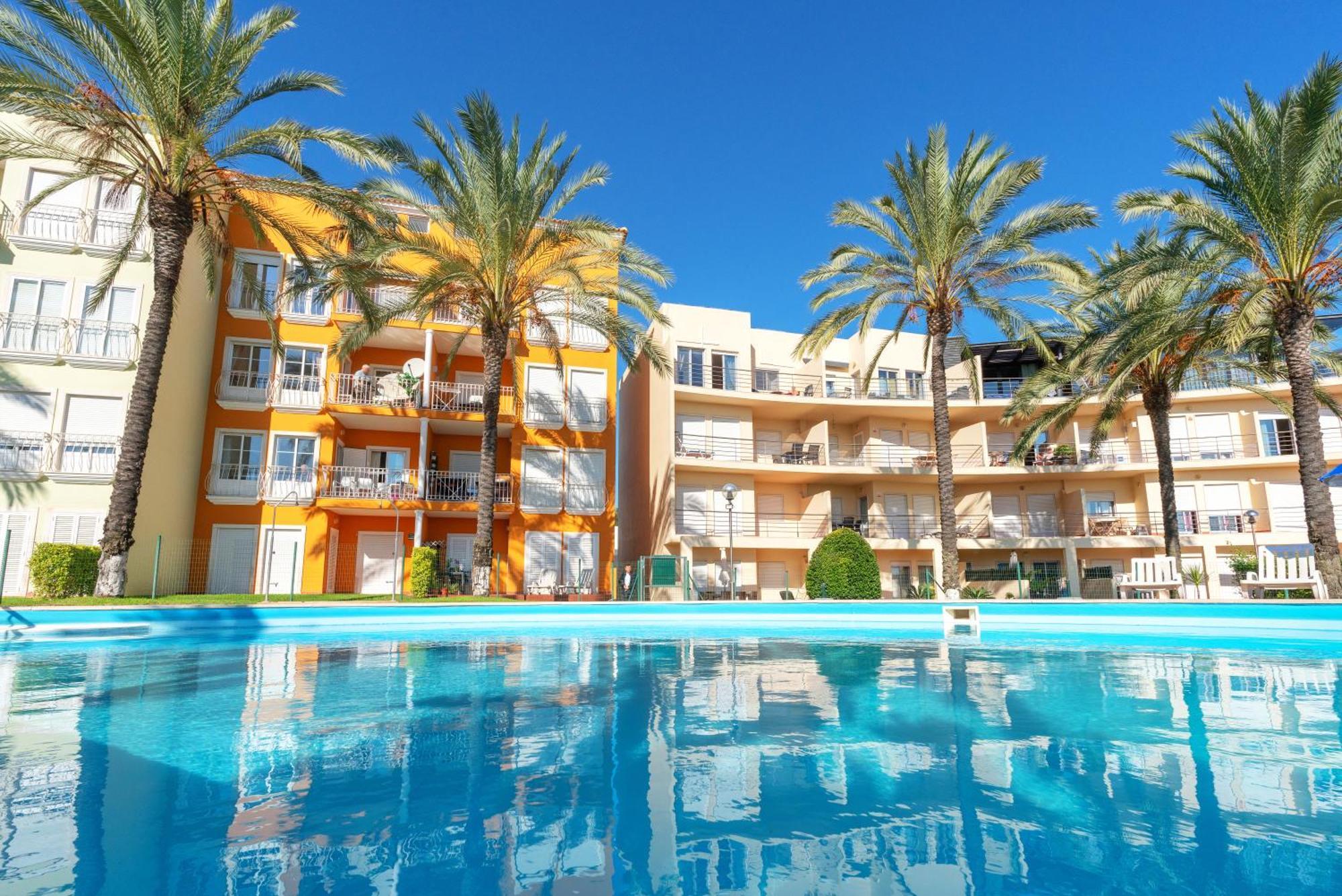 Homes With Cozy Terrace & 2 Swimming Pools Near The Heart Apartment *