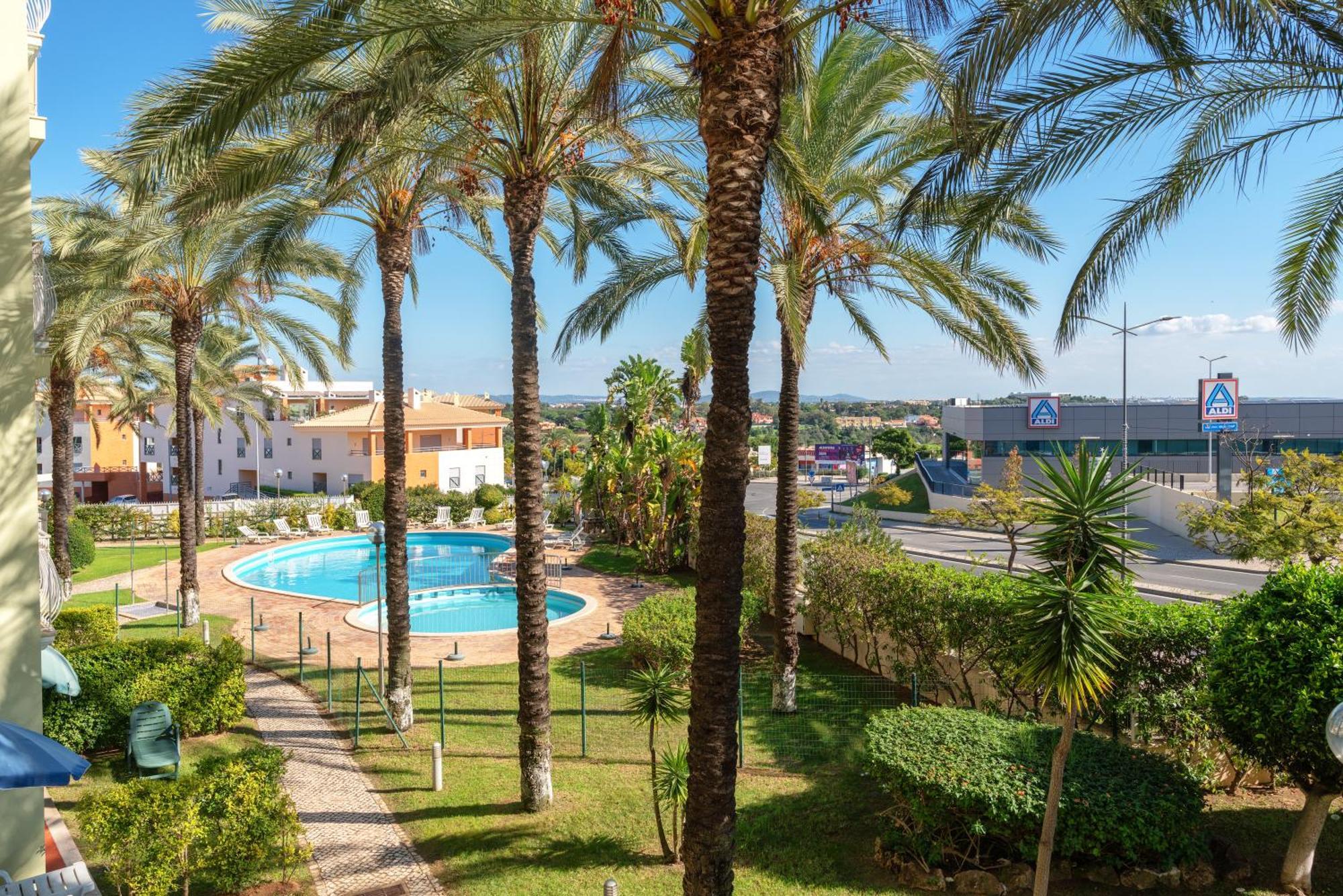 Homes With Cozy Terrace & 2 Swimming Pools Near The Heart Apartment *