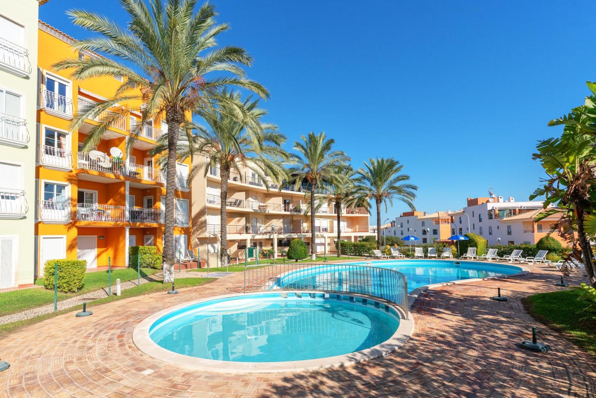 Homes With Cozy Terrace & 2 Swimming Pools Near The Heart Apartment