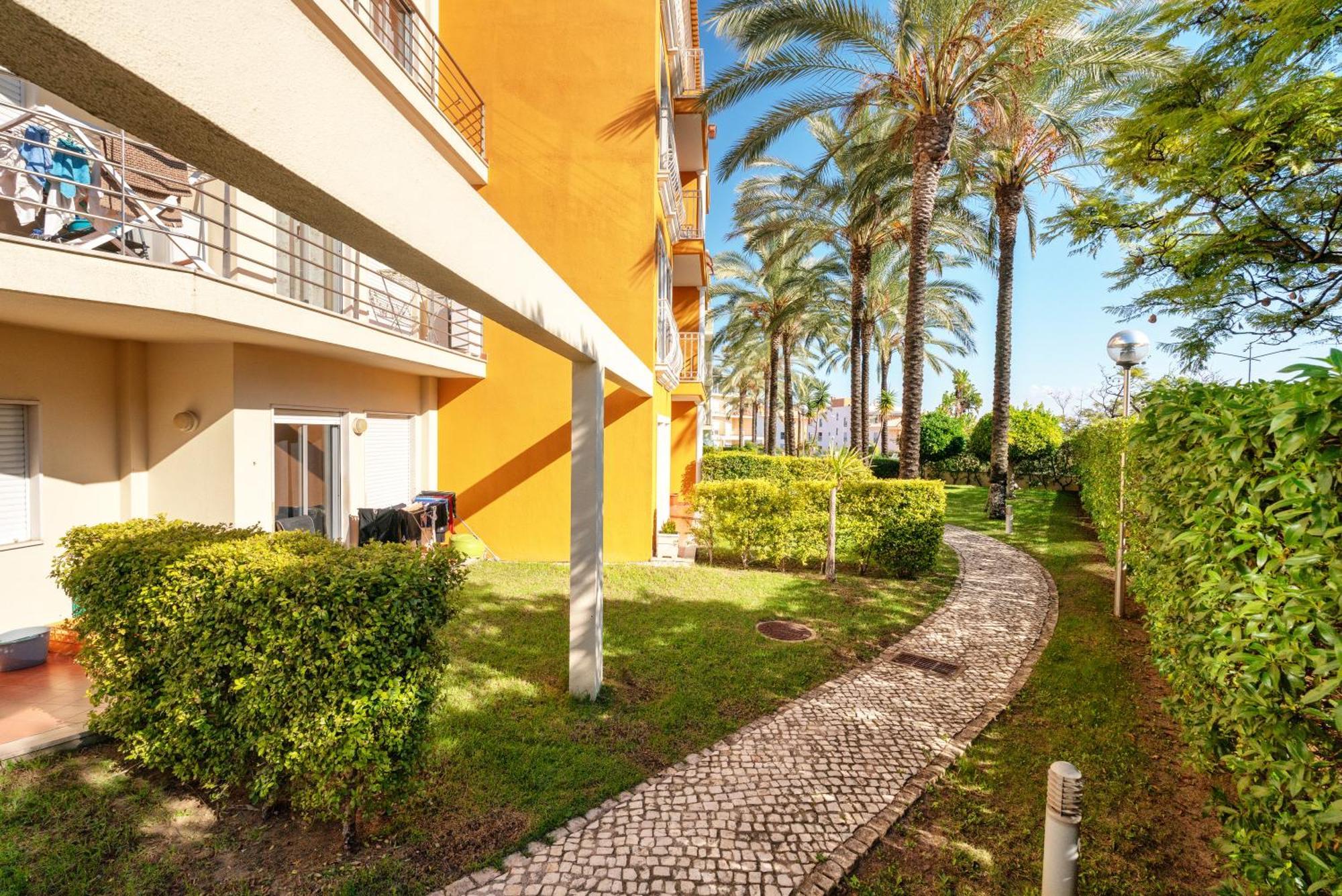 Homes With Cozy Terrace & 2 Swimming Pools Near The Heart Apartment