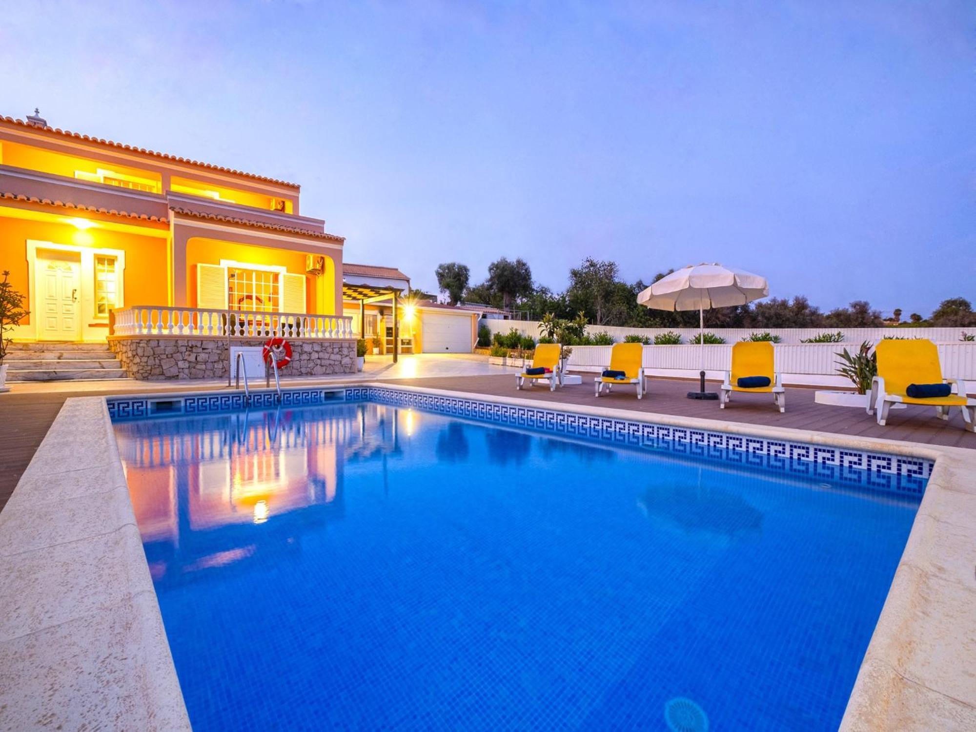 Charming W Private Pool, Wi-fi, A C, Bbq Villa