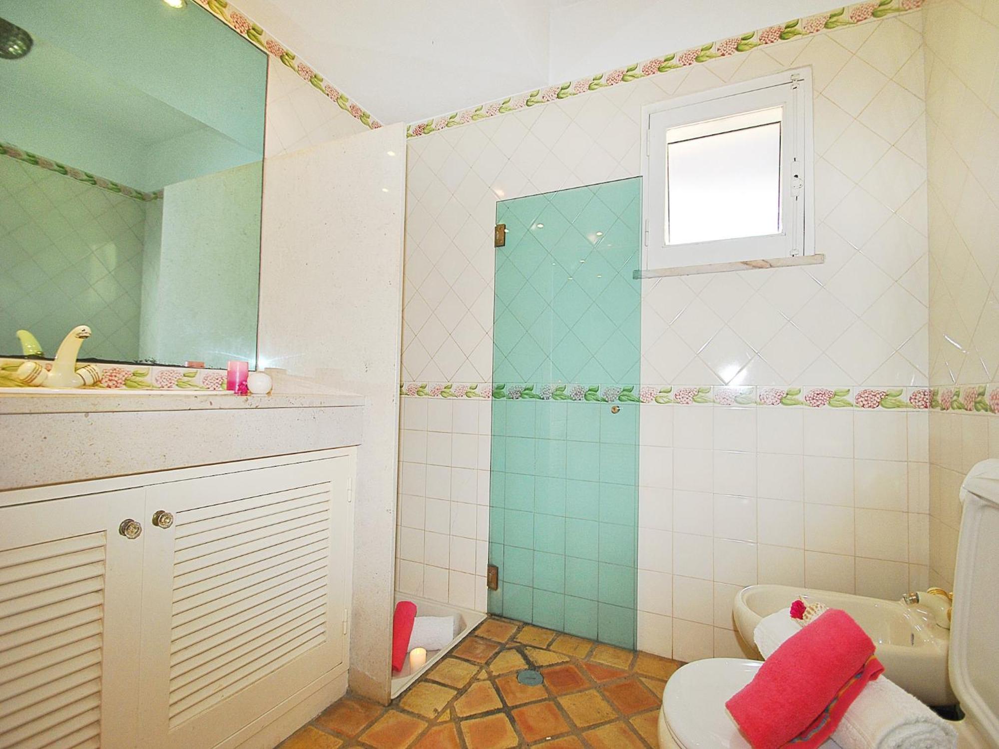 With Heatable Pool