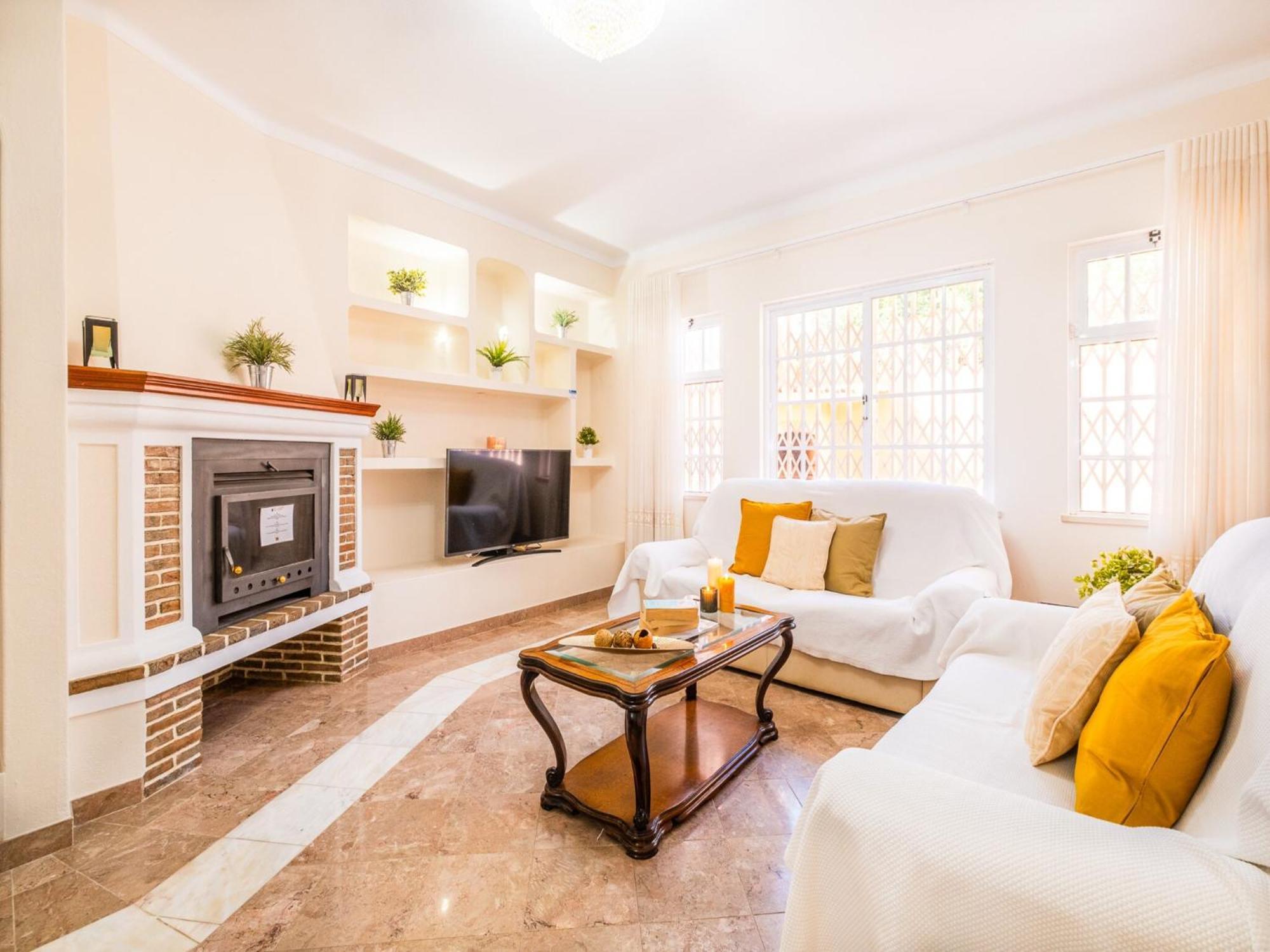 Charming W Private Pool, Wi-fi, A C, Bbq Villa