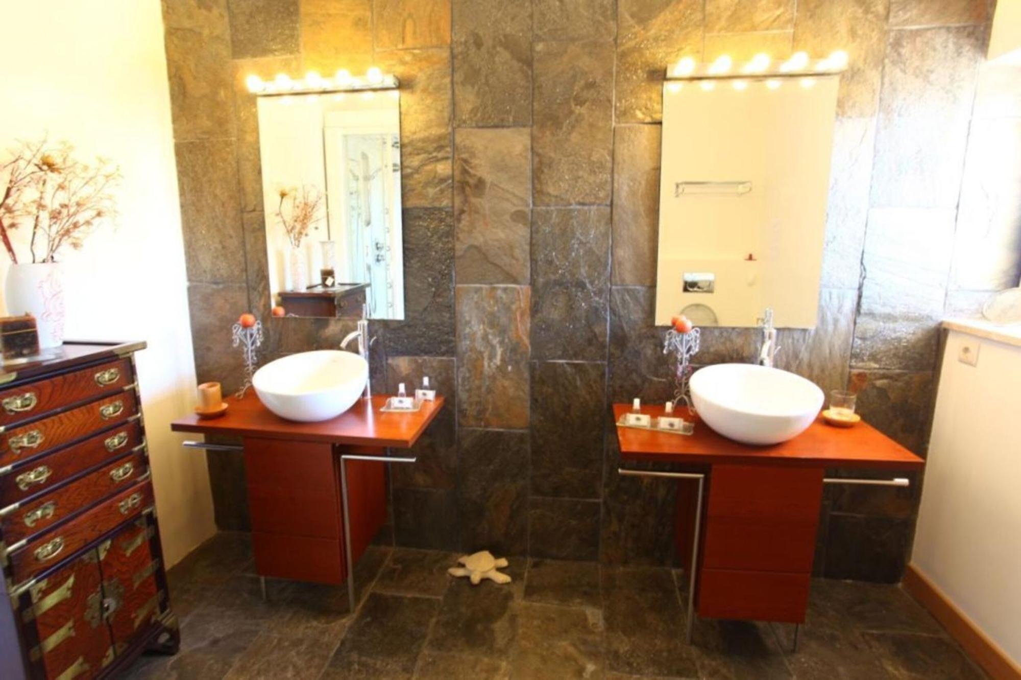 Amazing Portuguese Heroine 6 Bedrooms Stunning Position On The Cliffs Above A Villa *
