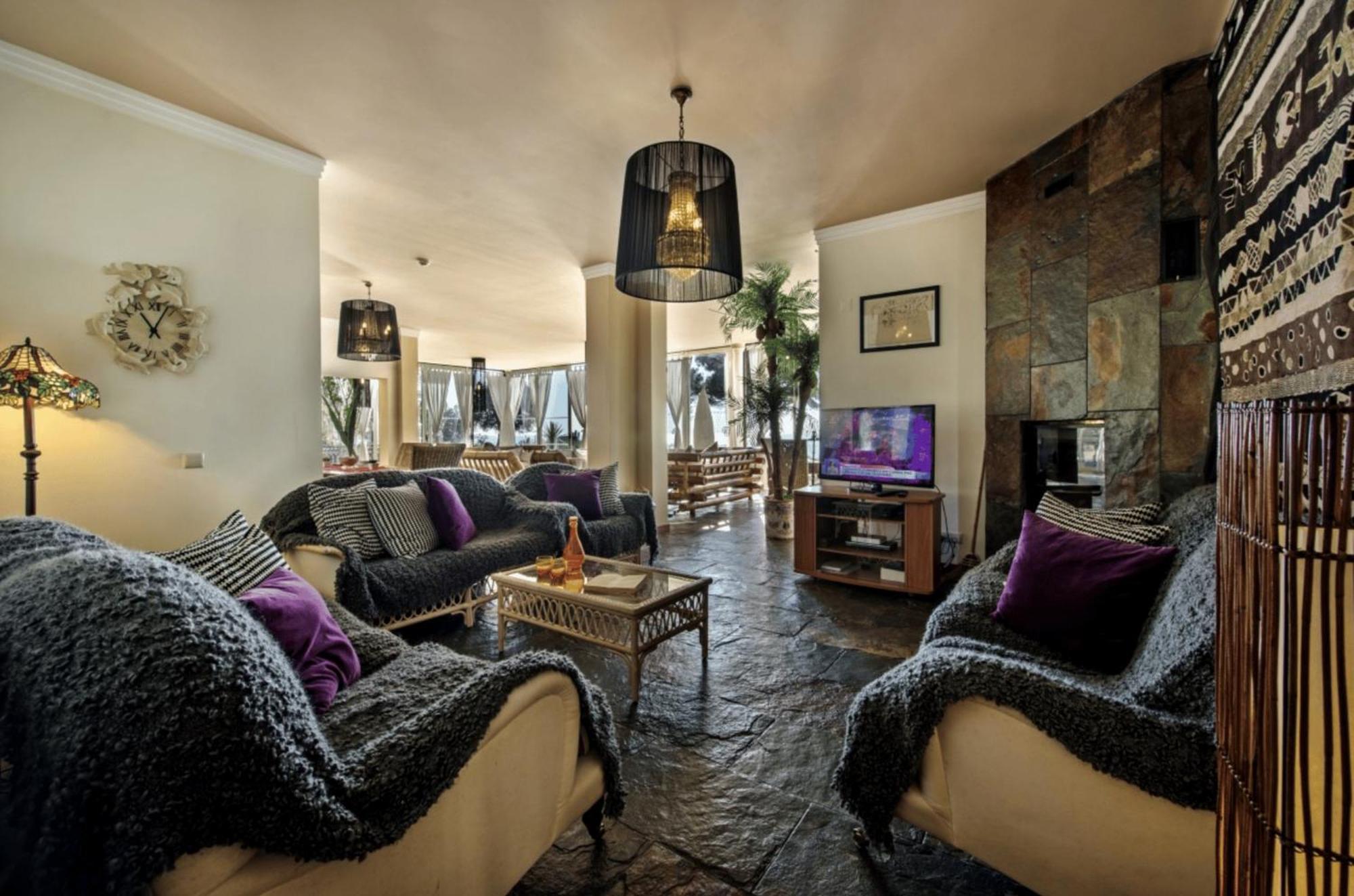 Amazing Portuguese Heroine 6 Bedrooms Stunning Position On The Cliffs Above A Villa *