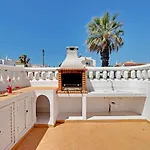 Vila Enar 6 quartos piscina localização central ideal para familias