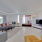 Vila Enar 6 quartos piscina localização central ideal para familias