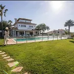 Luxury Villa / Pool, Gym ,Cinema Room