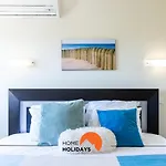 #005 Foxy B By Home Holidays