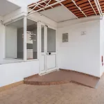 Modern 2 Bdr Flat W/Balcony And Pool By Lovelystay