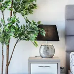 Stunning 3 Bdr Flat W/ Rooftop Pool By Lovelystay