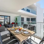 Stunning 3 Bdr Flat W/ Rooftop Pool By Lovelystay