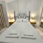 Jos Villa Near Marinaebeach