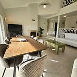 Jos Villa Near Marinaebeach