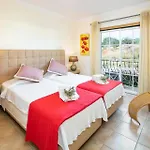 Stylish 2Br Apartment With Pool Parking & Wifi