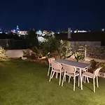 Airy 3Br, Ac, Garden, 2Min Strip, 8Min Oura Beach