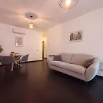 Deluxe Apartment By Bguest