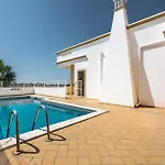 Villa Almanda - Spacious Villa Perfectly Located Between Albufeira Marina And The Old Town